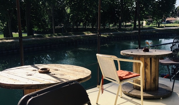 Canal latéral à la Marne Vue sur le canal depuis une terrasse